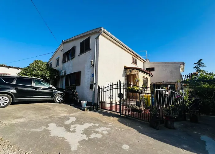 아파트 Peaceful Family House With Terrace And Garden In 풀라