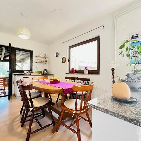Peaceful Family House With Terrace And Garden In Пула