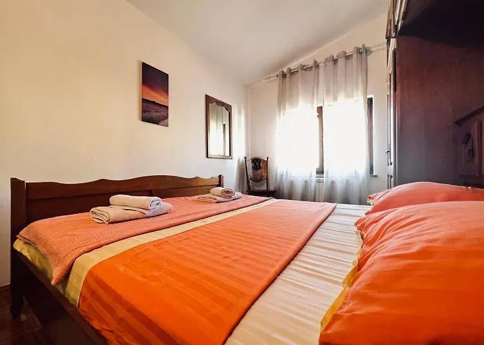 Peaceful Family House With Terrace And Garden In Pula דירה