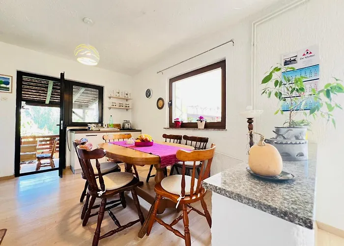 Peaceful Family House With Terrace And Garden In 普拉